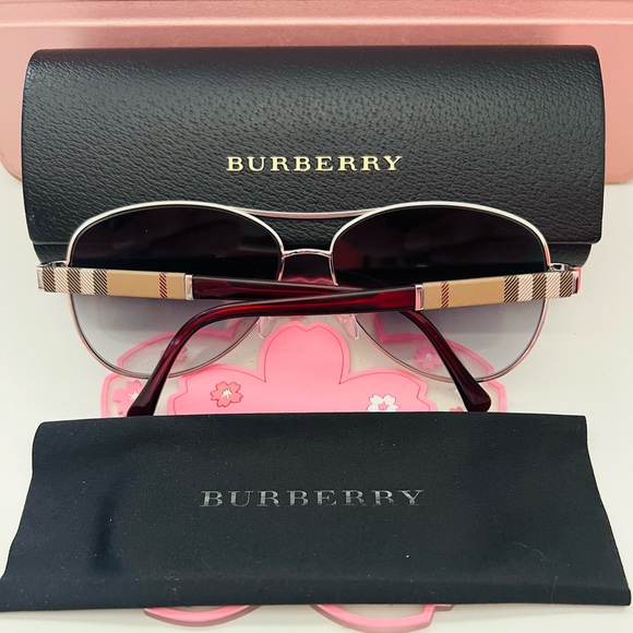 Burberry Accessories - Burberry Sunglasses